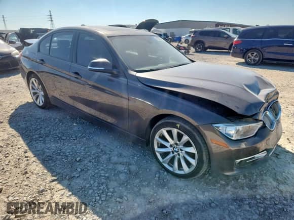 2013 BMW 3 Series 328i с VIN WBA3A5G59DNP25000, выставлен на аукционе Copart как лот 82356425 с пробегом 184 498 миль миль и Списание • Salvage title. История ставок и продаж доступна на DreamBid. Изображение 4.