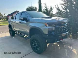 2024 Chevrolet Silverado 1500 ZR2 z VIN 3GCUDHEL4RG135692, wystawiony jako Copart lot #59896525 z przebiegiem 34 261 mil mil oraz Czysty tytuł • Clean title. Historia ofert i sprzedaży dostępna na DreamBid. Obrazek 1.