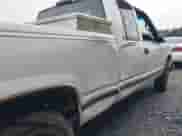 1998 Chevrolet Silverado 1500 z VIN 1GCEK19R3WE129448, wystawiony jako IAAI lot #42975561 z przebiegiem 592 686 mil mil oraz . Historia ofert i sprzedaży dostępna na DreamBid. Obrazek 6.