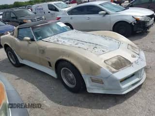 1982 Chevrolet Corvette z VIN 1G1AY0781C5107793, wystawiony jako IAAI lot #41869575 z przebiegiem 34 889 mil mil oraz . Historia ofert i sprzedaży dostępna na DreamBid. Obrazek 1.