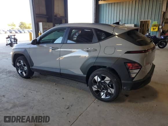 2024 Hyundai Kona SEL с VIN KM8HBCAB5RU054510, выставлен на аукционе Copart как лот 73997804 с пробегом 5 265 миль миль и Списание • Salvage title. История ставок и продаж доступна на DreamBid. Изображение 2.