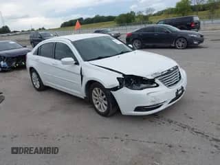 2014 Chrysler 200 Touring z VIN 1C3CCBBB6EN167654, wystawiony jako IAAI lot #43266128 z przebiegiem 206 288 mil mil oraz . Historia ofert i sprzedaży dostępna na DreamBid. Obrazek 1.