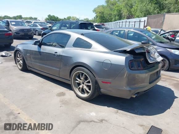 2014 Ford Mustang GT z VIN 1ZVBP8CF7E5310141, wystawiony jako IAAI lot #42610122 z przebiegiem 126 444 mil mil oraz . Historia ofert i sprzedaży dostępna na DreamBid. Obrazek 3.