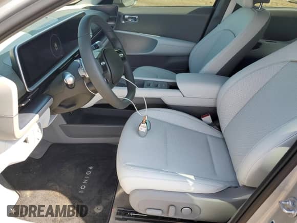 2025 Hyundai Ioniq 6 SEL с VIN KMHM34AC3SA095851, выставлен на аукционе Copart как лот 61585115 с пробегом 1 706 миль миль и Списание • Salvage title. История ставок и продаж доступна на DreamBid. Изображение 7.