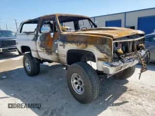 1982 Chevrolet Blazer K10 Utility HT z VIN 1G8EK18H7CF116713, wystawiony jako Copart lot #54121765 z przebiegiem Nie podano mil oraz Szkoda całkowita • Salvage title. Historia ofert i sprzedaży dostępna na DreamBid. Obrazek 4.