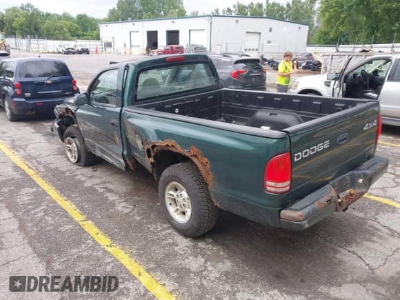 2002 Dodge Dakota z VIN 1B7GG16X42S572717, wystawiony jako IAAI lot #42618358 z przebiegiem 177 066 mil mil oraz . Historia ofert i sprzedaży dostępna na DreamBid. Obrazek 3.