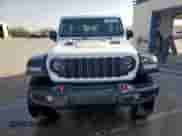 2024 Jeep Wrangler Rubicon z VIN 1C4PJXFG5RW284292, wystawiony jako Copart lot #58743975 z przebiegiem 17 971 mil mil oraz Czysty tytuł • Clean title. Historia ofert i sprzedaży dostępna na DreamBid. Obrazek 5.