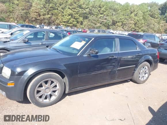 2007 Chrysler 300 Limited с VIN 2C3KA53G17H877702, выставлен на аукционе IAAI как лот 43286540 с пробегом 180 027 миль миль и . История ставок и продаж доступна на DreamBid. Изображение 6.