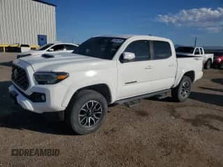2022 Toyota Tacoma SR5 z VIN 3TMAZ5CN3NM171229, wystawiony jako Copart lot #87084795 z przebiegiem Nie podano mil oraz Czysty tytuł • Clean title. Historia ofert i sprzedaży dostępna na DreamBid. Obrazek 1.