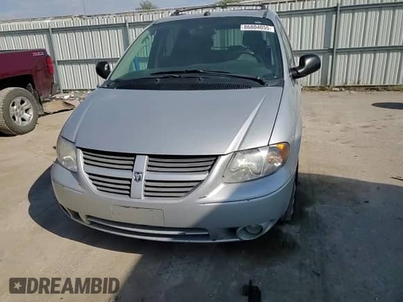 2005 Dodge Caravan SXT z VIN 2D4GP44L55R266345, wystawiony jako Copart lot #86804055 z przebiegiem 268 834 mil mil oraz Szkoda całkowita • Salvage title. Historia ofert i sprzedaży dostępna na DreamBid. Obrazek 14.