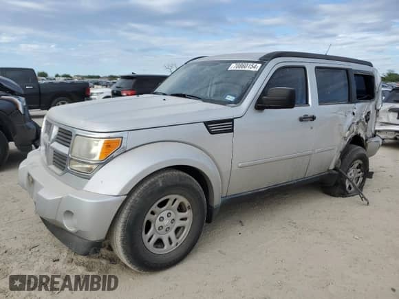 2011 Dodge Nitro SE z VIN 1D4PT2GK7BW506825, wystawiony jako Copart lot #70860154 z przebiegiem 158 803 mil mil oraz Szkoda całkowita • Salvage title. Historia ofert i sprzedaży dostępna na DreamBid. Obrazek 1.