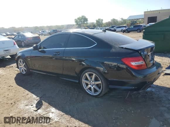 2012 Mercedes-Benz C 250 с VIN WDDGJ4HB0CF859816, выставлен на аукционе Copart как лот 81598075 с пробегом 105 485 миль миль и Списание • Salvage title. История ставок и продаж доступна на DreamBid. Изображение 2.