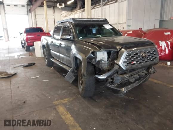 2023 Toyota Tacoma SR5 z VIN 3TMDZ5BN0PM147102, wystawiony jako IAAI lot #43200341 z przebiegiem Nie podano mil oraz . Historia ofert i sprzedaży dostępna na DreamBid. Obrazek 1.