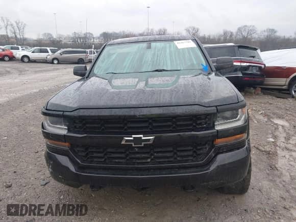 2017 Chevrolet Silverado 1500 Work Truck z VIN 1GCVKNEH0HZ356502, wystawiony jako IAAI lot #41367789 z przebiegiem 83 819 mil mil oraz . Historia ofert i sprzedaży dostępna na DreamBid. Obrazek 12.