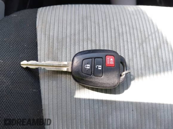 2013 Toyota Prius One z VIN JTDKDTB31D1540866, wystawiony jako IAAI lot #43276982 z przebiegiem 121 445 mil mil oraz . Historia ofert i sprzedaży dostępna na DreamBid. Obrazek 11.