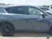 2022 Mazda CX-5 S Carbon Edition z VIN JM3KFBCM2N0571117, wystawiony jako IAAI lot #42535593 z przebiegiem 33 735 mil mil oraz . Historia ofert i sprzedaży dostępna na DreamBid. Obrazek 13.