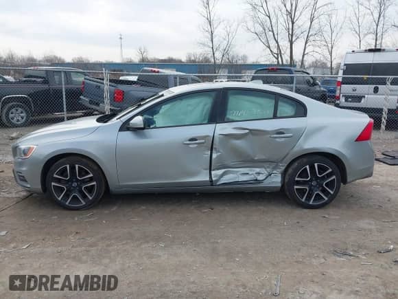 2018 Volvo S60 Dynamic с VIN YV140MTL2J2451669, выставлен на аукционе IAAI как лот 41826884 с пробегом Не указан миль и . История ставок и продаж доступна на DreamBid. Изображение 13.