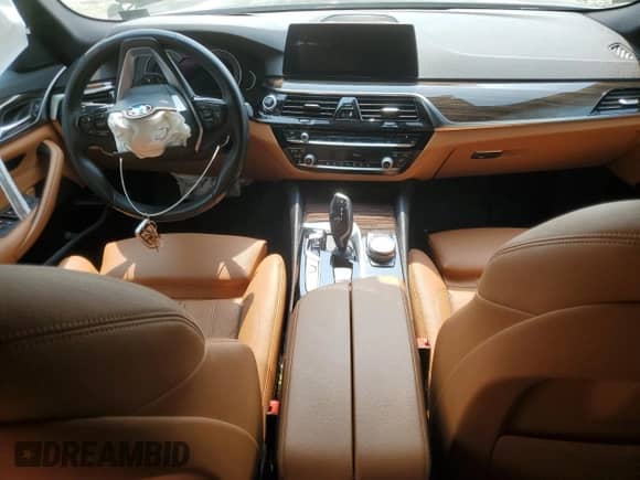 2019 BMW 5 Series 530e xDrive z VIN WBAJB1C58KB375649, wystawiony jako Copart lot #59561305 z przebiegiem Nie podano mil oraz Szkoda całkowita • Salvage title. Historia ofert i sprzedaży dostępna na DreamBid. Obrazek 8.