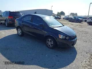 2013 Chevrolet Sonic LT с VIN 1G1JC5SB0D4121027, выставлен на аукционе IAAI как лот 43148473 с пробегом 150 457 миль миль и . История ставок и продаж доступна на DreamBid. Изображение 1.