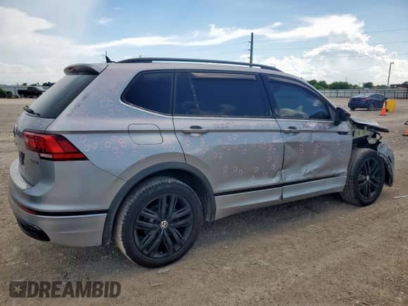 2022 Volkswagen Tiguan SE R-Line Black z VIN 3VV8B7AX8NM059661, wystawiony jako Copart lot #62700925 z przebiegiem 57 134 mil mil oraz Szkoda całkowita • Salvage title. Historia ofert i sprzedaży dostępna na DreamBid. Obrazek 3.