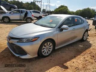 2019 Toyota Camry LE с VIN 4T1B11HK1KU820984, выставлен на аукционе Copart как лот 71323335 с пробегом 93 055 миль миль и Списание • Salvage title. История ставок и продаж доступна на DreamBid. Изображение 1.