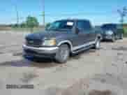 2003 Ford F-150 XLT z VIN 1FTRW07L83KD24716, wystawiony jako IAAI lot #43270507 z przebiegiem 196 792 mil mil oraz . Historia ofert i sprzedaży dostępna na DreamBid. Obrazek 2.