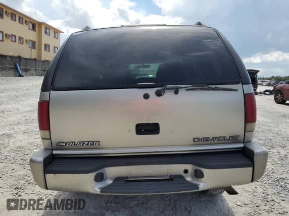 2000 Chevrolet Blazer LS z VIN 1GNCS13W2Y2395156, wystawiony jako Copart lot #65617525 z przebiegiem 140 108 mil mil oraz Szkoda całkowita • Salvage title. Historia ofert i sprzedaży dostępna na DreamBid. Obrazek 6.