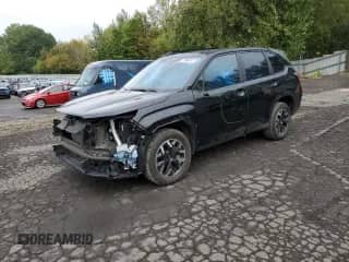 2025 Subaru Forester Premium z VIN JF2SLDDCXSH581234, wystawiony jako Copart lot #86132585 z przebiegiem 7 566 mil mil oraz Czysty tytuł • Clean title. Historia ofert i sprzedaży dostępna na DreamBid. Obrazek 1.