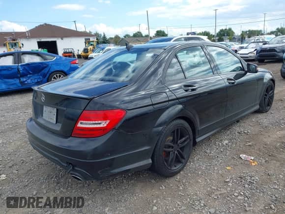 2012 Mercedes-Benz C 300 Sport с VIN WDDGF8BB9CR204585, выставлен на аукционе IAAI как лот 43081662 с пробегом 201 123 миль миль и . История ставок и продаж доступна на DreamBid. Изображение 4.