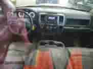 2017 Ram 1500 Tradesman z VIN 3C6JR7DG0HG778842, wystawiony jako Copart lot #61593275 z przebiegiem 173 863 mil mil oraz Szkoda całkowita • Salvage title. Historia ofert i sprzedaży dostępna na DreamBid. Obrazek 8.