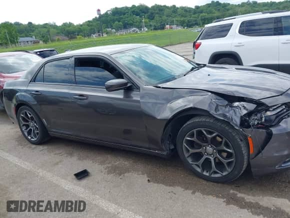 2015 Chrysler 300 S с VIN 2C3CCABGXFH797113, выставлен на аукционе IAAI как лот 42293077 с пробегом 155 491 миль миль и . История ставок и продаж доступна на DreamBid. Изображение 13.