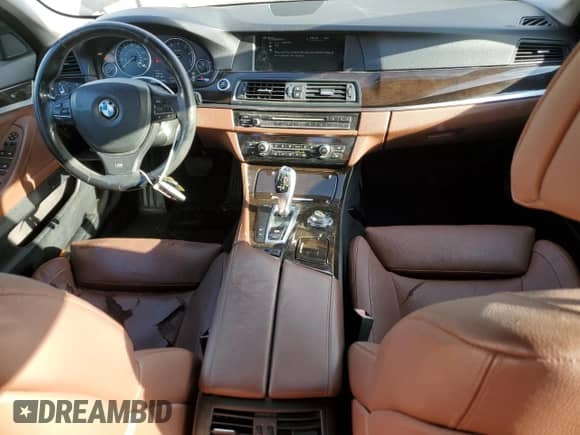 2013 BMW 5 Series 550i xDrive z VIN WBAFU9C57DDY72472, wystawiony jako Copart lot #81638485 z przebiegiem 122 173 mil mil oraz Szkoda całkowita • Salvage title. Historia ofert i sprzedaży dostępna na DreamBid. Obrazek 8.