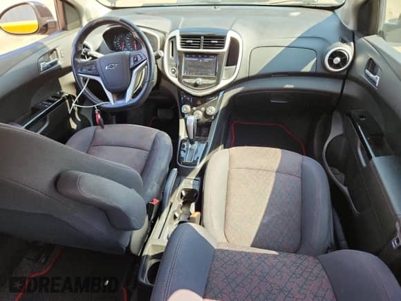 2020 Chevrolet Sonic LT z VIN 1G1JD6SB8L4108589, wystawiony jako Copart lot #81560685 z przebiegiem 56 179 mil mil oraz Szkoda całkowita • Salvage title. Historia ofert i sprzedaży dostępna na DreamBid. Obrazek 8.