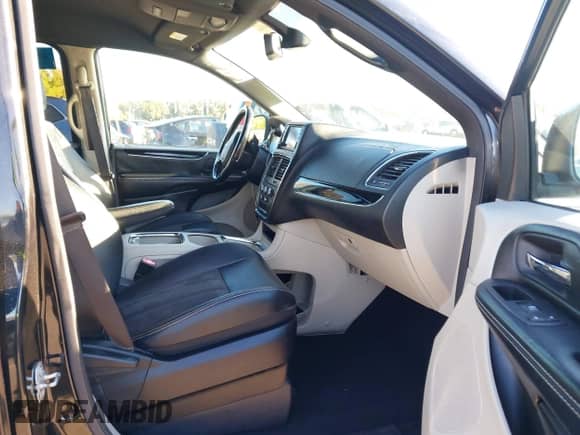 2020 Dodge Grand Caravan SXT with VIN 2C4RDGCG6LR153148, listed as a IAAI auction lot 43453578 with 90,915 mi miles and . Bid and sale history available at DreamBid. Image 5.