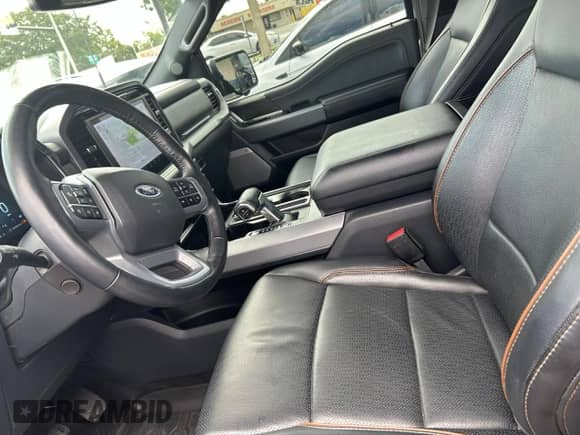 2024 Ford F-150 Lariat с VIN 1FTFW5L55RFA55955, выставлен на аукционе Copart как лот 86318345 с пробегом 29 238 миль миль и Чистый • Clean title. История ставок и продаж доступна на DreamBid. Изображение 14.