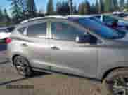 2014 Hyundai Tucson Walking Dead Edition z VIN KM8JUCAG1EU808097, wystawiony jako IAAI lot #41436214 z przebiegiem 114 198 mil mil oraz . Historia ofert i sprzedaży dostępna na DreamBid. Obrazek 13.
