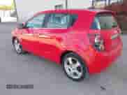 2015 Chevrolet Sonic LTZ z VIN 1G1JE6SB5F4130115, wystawiony jako IAAI lot #43557075 z przebiegiem 139 982 mil mil oraz . Historia ofert i sprzedaży dostępna na DreamBid. Obrazek 3.