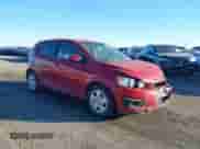 2013 Chevrolet Sonic LS z VIN 1G1JA6SH6D4132923, wystawiony jako IAAI lot #41181255 z przebiegiem 245 351 mil mil oraz . Historia ofert i sprzedaży dostępna na DreamBid. Obrazek 1.