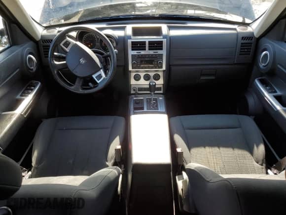 2011 Dodge Nitro SXT z VIN 1D4PU5GK0BW546372, wystawiony jako Copart lot #45194435 z przebiegiem 132 964 mil mil oraz Szkoda całkowita • Salvage title. Historia ofert i sprzedaży dostępna na DreamBid. Obrazek 8.