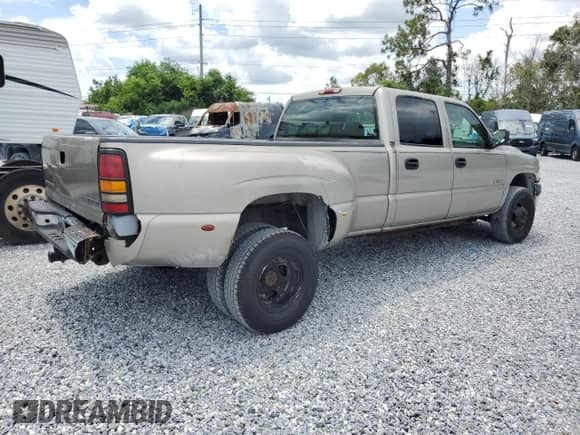 2001 Chevrolet Silverado 1500 with VIN 1GCJC33G81F155030, listed as a Copart auction lot 65581985 with Not provided miles and Clean title. Bid and sale history available at DreamBid. Image 3.