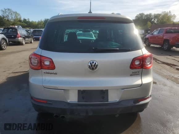 2011 Volkswagen Tiguan S с VIN WVGBV7AX5BW527753, выставлен на аукционе Copart как лот 85129485 с пробегом 110 508 миль миль и Списание • Salvage title. История ставок и продаж доступна на DreamBid. Изображение 6.