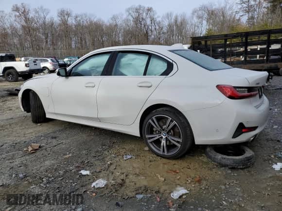 2021 BMW 3 Series 330e xDrive z VIN WBA5P9C06MFK97759, wystawiony jako Copart lot #70629822 z przebiegiem Nie podano mil oraz . Historia ofert i sprzedaży dostępna na DreamBid. Obrazek 2.