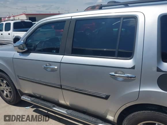 2010 Honda Pilot Touring with VIN 5FNYF3H94AB022723, listed as a IAAI auction lot 42378211 with 326,338 mi miles and . Bid and sale history available at DreamBid. Image 15.