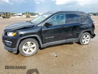 2020 Jeep Compass Latitude z VIN 3C4NJCBB5LT130401, wystawiony jako Copart lot #84049125 z przebiegiem 50 324 mil mil oraz Szkoda całkowita • Salvage title. Historia ofert i sprzedaży dostępna na DreamBid. Obrazek 1.