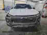 2025 Chevrolet Colorado 4WD Trail Boss с VIN 1GCPTEEK8S1171072, выставлен на аукционе Copart как лот 71191445 с пробегом Не указан миль и Списание • Salvage title. История ставок и продаж доступна на DreamBid. Изображение 5.