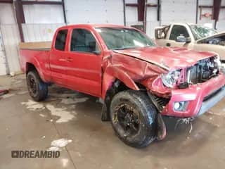 2015 Toyota Tacoma z VIN 5TFUU4EN0FX111701, wystawiony jako IAAI lot #41275615 z przebiegiem 128 255 mil mil oraz . Historia ofert i sprzedaży dostępna na DreamBid. Obrazek 1.