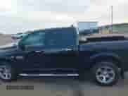 2015 Ram 1500 Laramie z VIN 1C6RR7NT7FS714057, wystawiony jako IAAI lot #43215764 z przebiegiem 96 873 mil mil oraz . Historia ofert i sprzedaży dostępna na DreamBid. Obrazek 14.