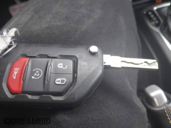 2021 Jeep Wrangler Unlimited Sahara z VIN 1C4JJXP65MW676726, wystawiony jako IAAI lot #41795701 z przebiegiem 38 480 mil mil oraz . Historia ofert i sprzedaży dostępna na DreamBid. Obrazek 11.