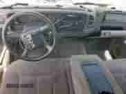 1998 GMC Sierra 1500 с VIN 1GTEC19R4WR504009, выставлен на аукционе Copart как лот 61786725 с пробегом 261 876 миль миль и Списание • Salvage title. История ставок и продаж доступна на DreamBid. Изображение 8.