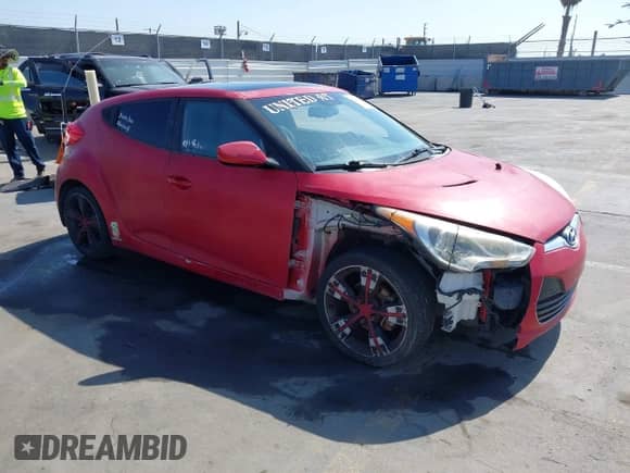 2013 Hyundai Veloster w/Black Int z VIN KMHTC6AD4DU101917, wystawiony jako IAAI lot #43406444 z przebiegiem 124 547 mil mil oraz . Historia ofert i sprzedaży dostępna na DreamBid. Obrazek 1.